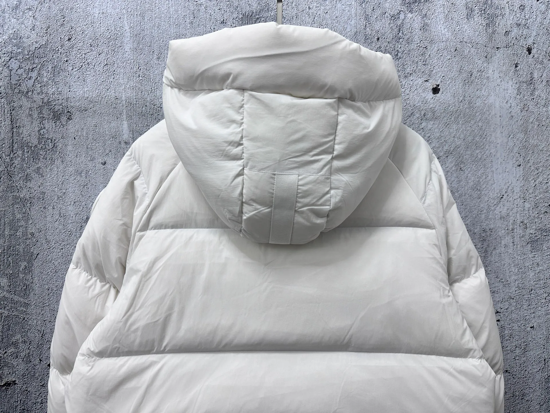 P740 【𝗖𝗔𝗡𝗔𝗗𝗔 𝗚𝗢𝗢𝗦𝗘】Capsule Series Macaron White Label Fabric: Made of soft EnduraLuxe fabric imported from DuPont, CORDURA, USA, which enhances the durability of easy-to-wear parts, is lightweight and durable; the liner is made of 400T anti-velvet gallbladder, which is comfortable, soft and non-velvet. : Equipped with a detachable hood, which can be adjusted in two directions, and is also filled with down, which brings greater softness and wrapping around the head and neck, and is full of warmth. This parka features white trim on the back and sides, and the hardware locks are all original and custom-made to match the muted fabric color. Goose label: The official website’s new series of silicone material labels, non-embroidery labels. Length: Fit hip-length. Size: XS-L